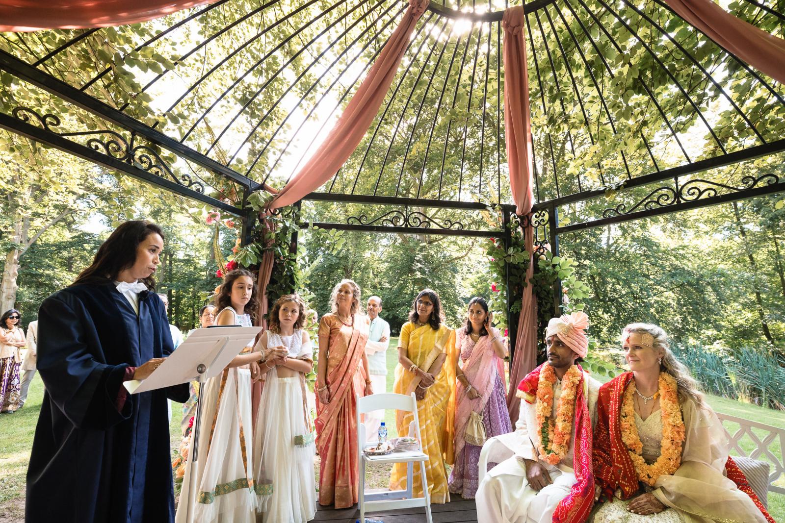 Nederlandse trouwceremonie in het prieel van Landgoed Duin en Kruidberg
