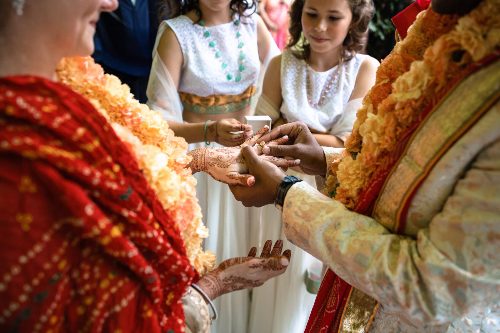 Ring moment bruidspaar tijdens ceremonie in het prieel van Landgoed Duin en Kruidberg