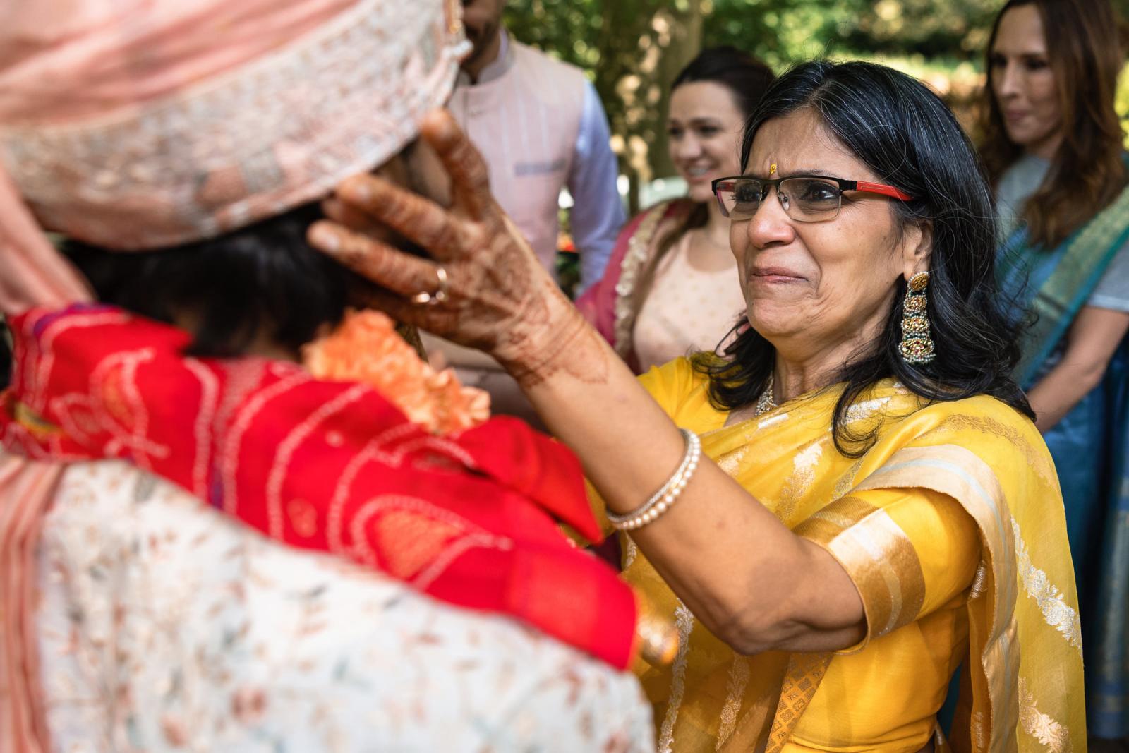 Emotionele felicitatie moeder na huwelijks ceremonie in het prieel van Landgoed Duin en Kruidberg