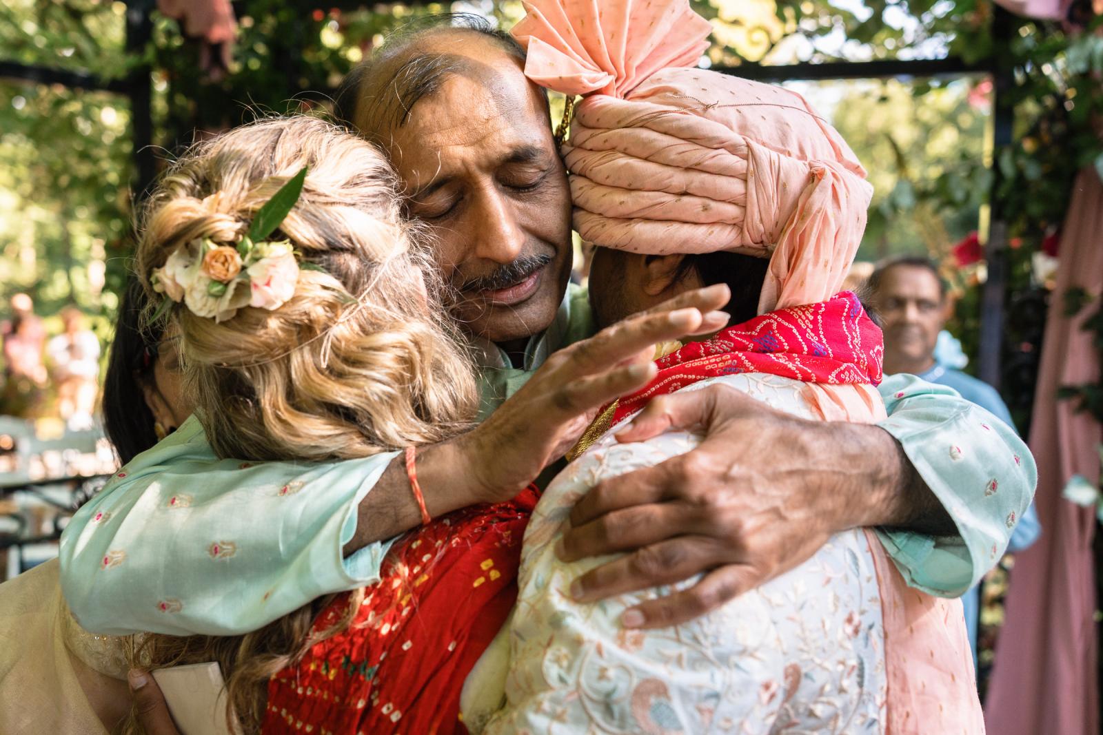 Emotionele felicitatie vader na huwelijks ceremonie in het prieel van Landgoed Duin en Kruidberg