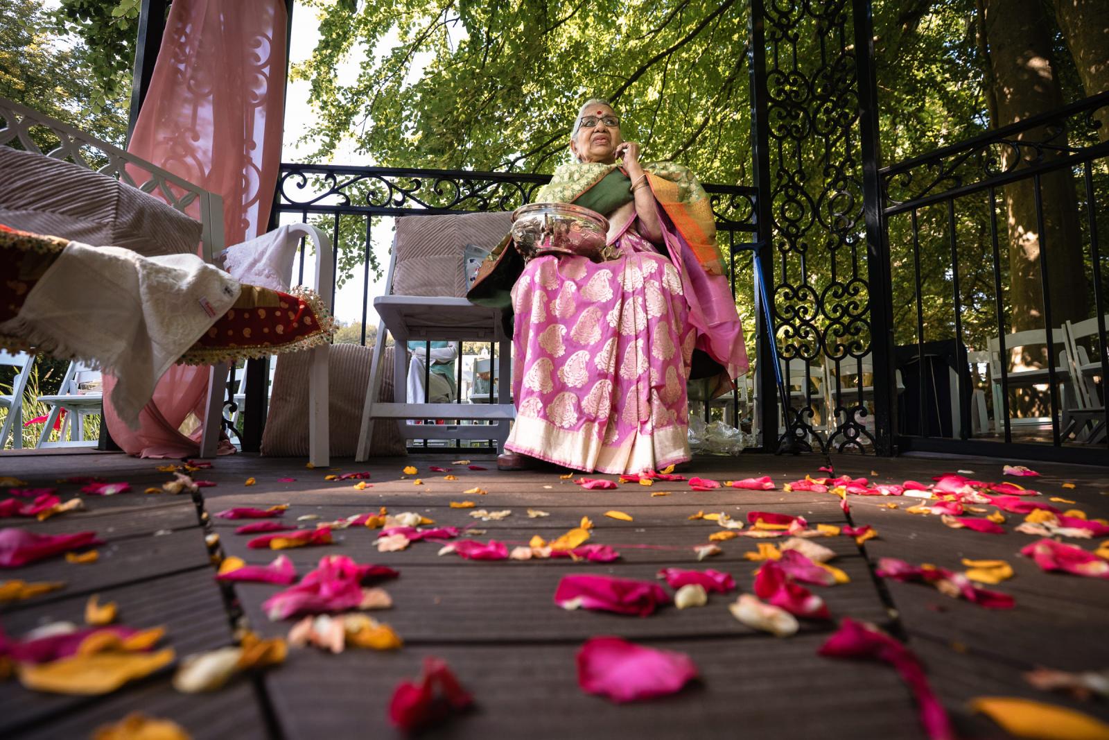 Oma na huwelijks ceremonie in het prieel van Landgoed Duin en Kruidberg