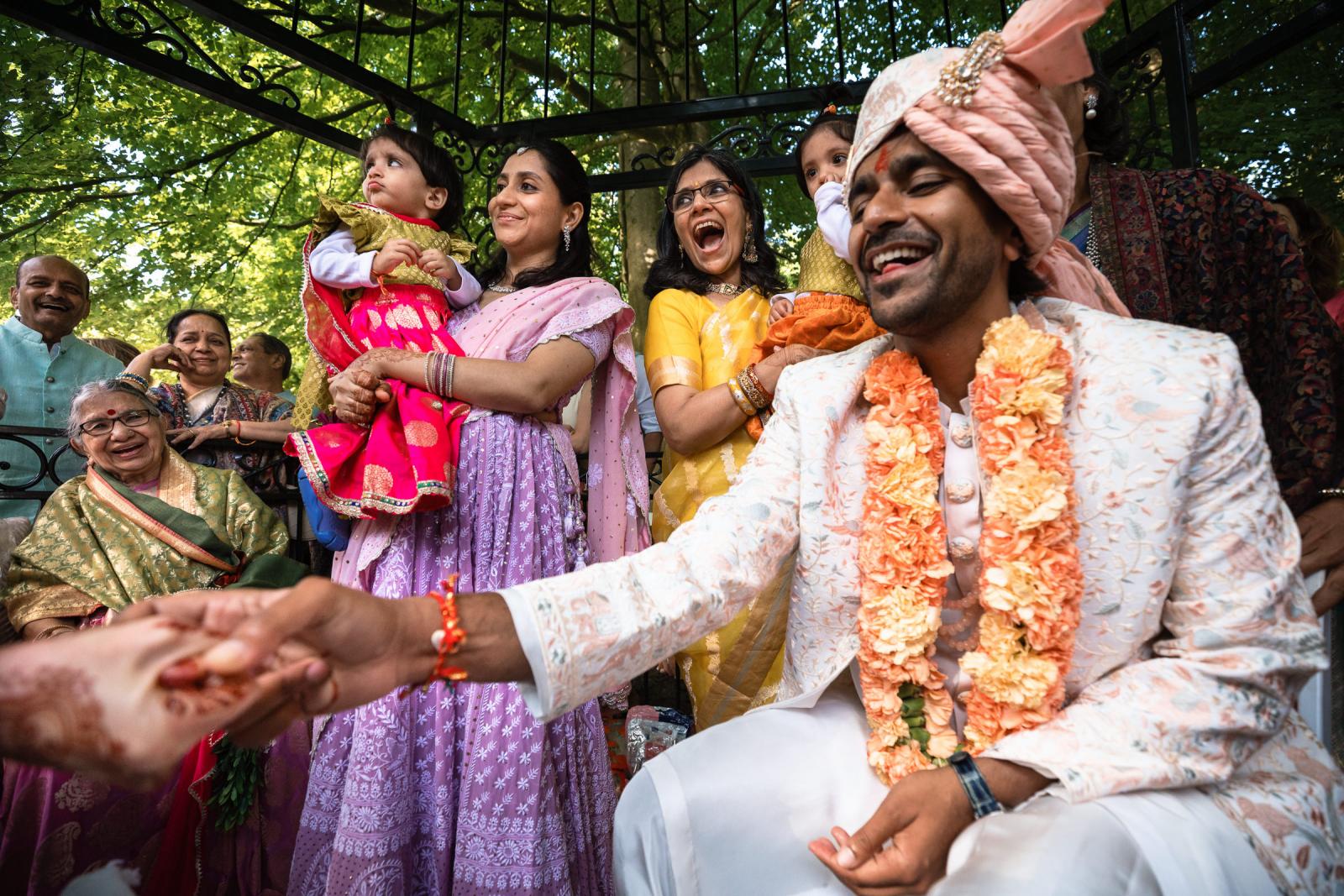 Traditionele spelletjes echtpaar na huwelijks ceremonie in prieel bij Landgoed Duin en Kruidberg