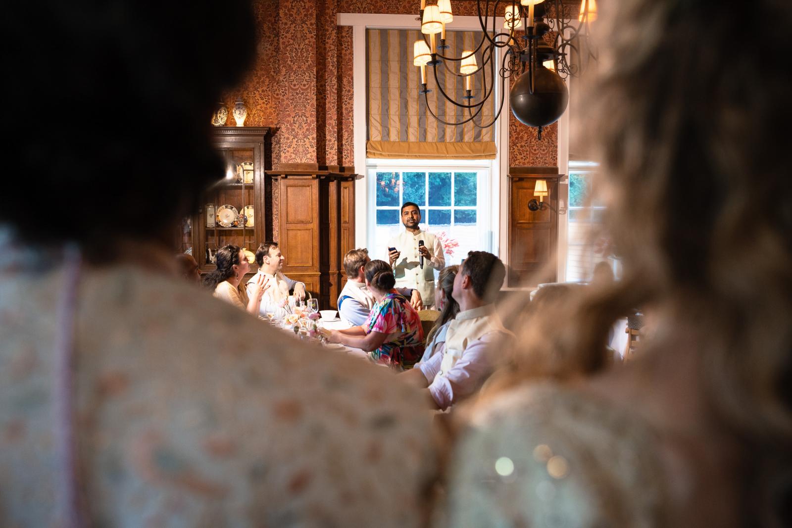 Speech van getuige bruidegom tijdens exclusieve bruiloft in Santpoort