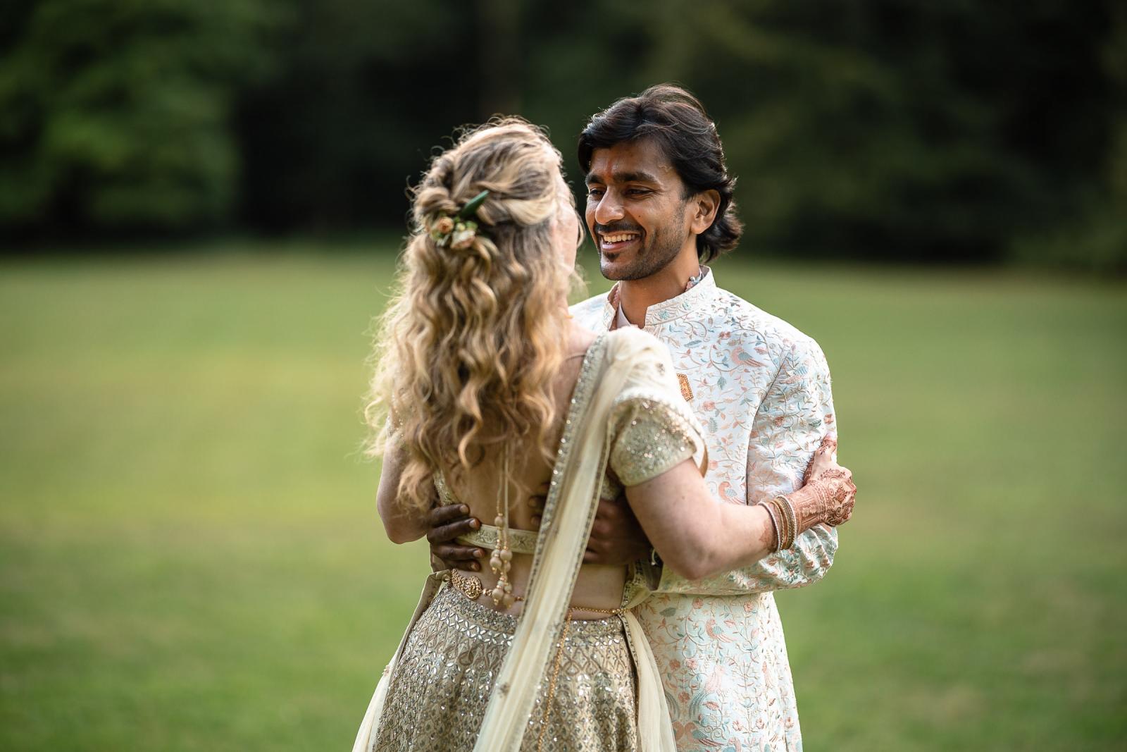 Intiem bruidspaar portret tijdens meerdaagse Indiase bruiloft Nederland