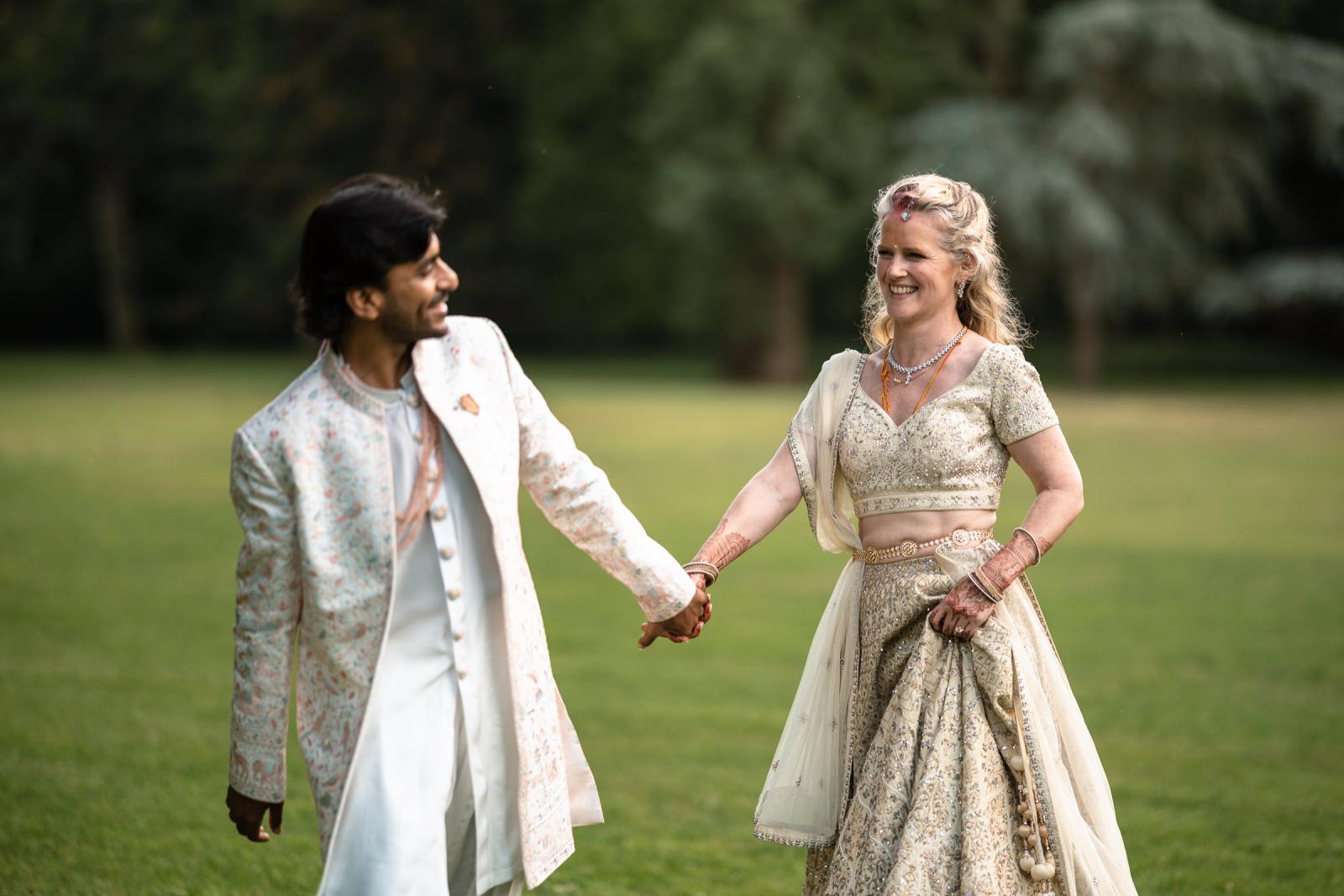 Romantisch bruidspaar portret tijdens meerdaagse Indiase bruiloft Landgoed Duin en Kruidberg