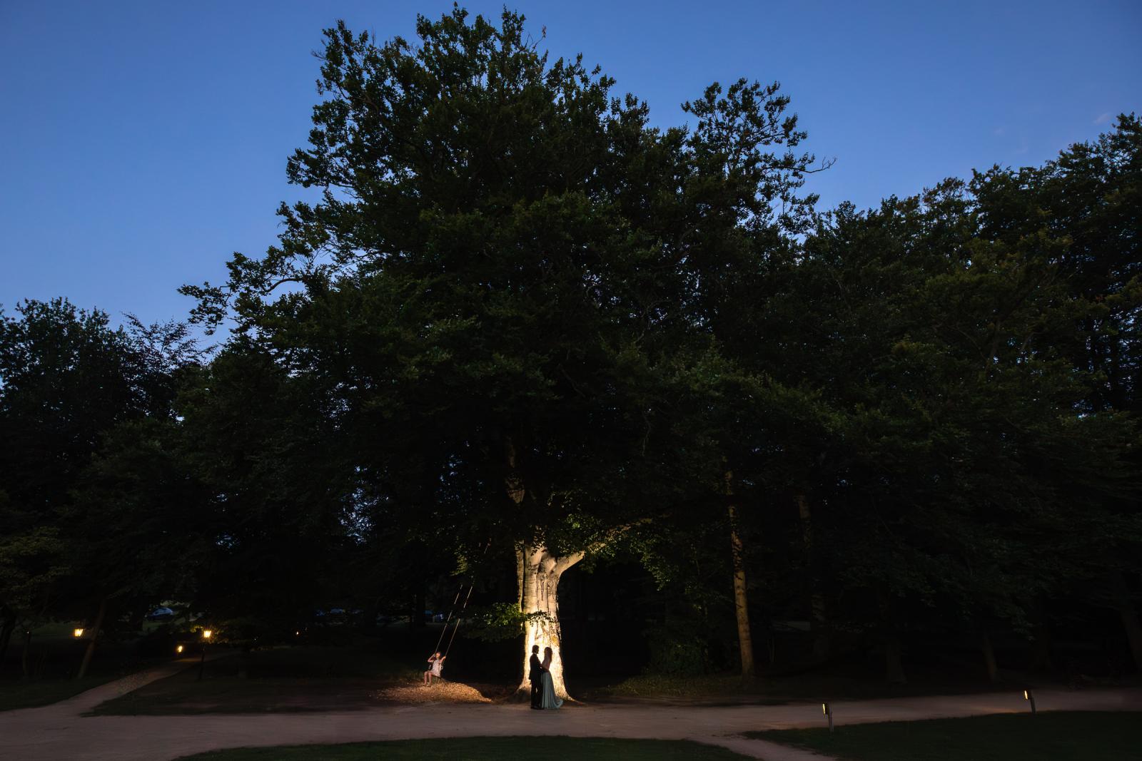 Creatief avondportret met sfeervolle verlichting bij exclusieve trouwlocatie Duin en Kruidberg
