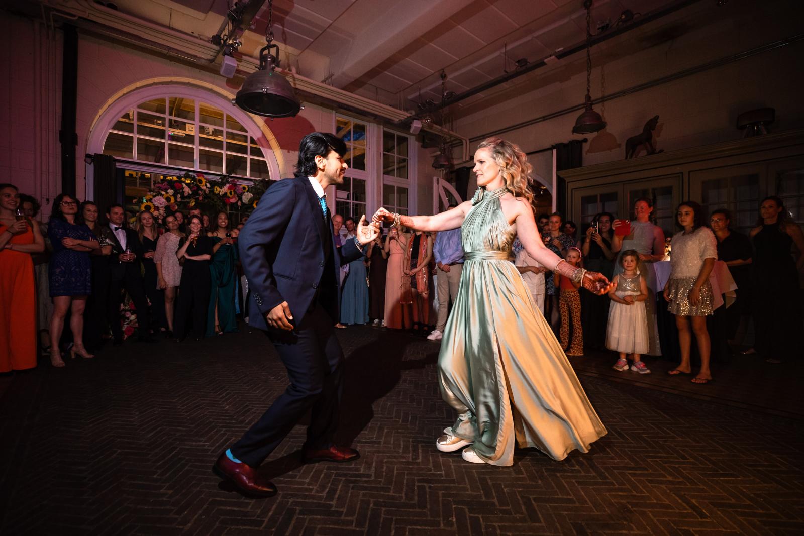 Spectaculaire Bachata openingsdans van bruidspaar bij Duin en Kruidberg