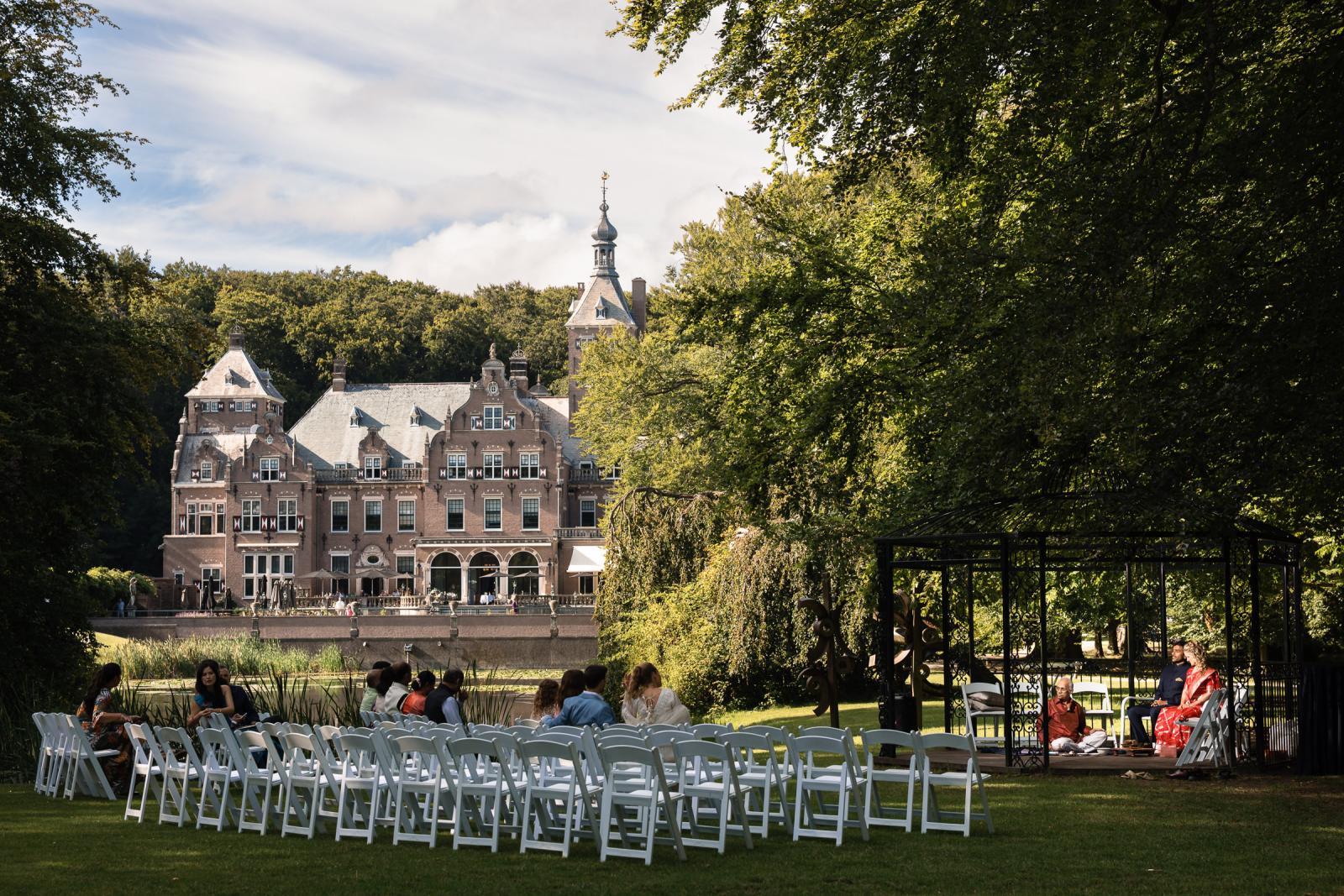 Indiase trouwceremonie onder mandap in het prieel van Landgoed Duin en Kruidberg