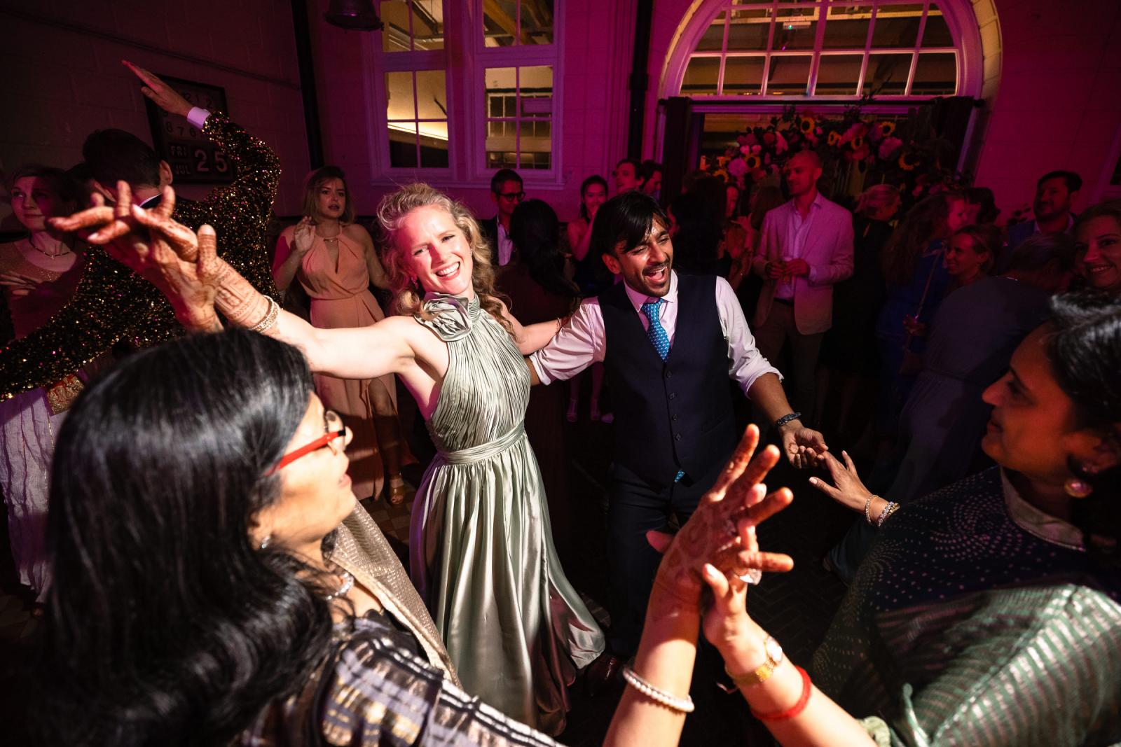 Feestvierend bruidspaar tijdens Indiase bruiloft Nederland bij Landgoed Duin en Kruidberg