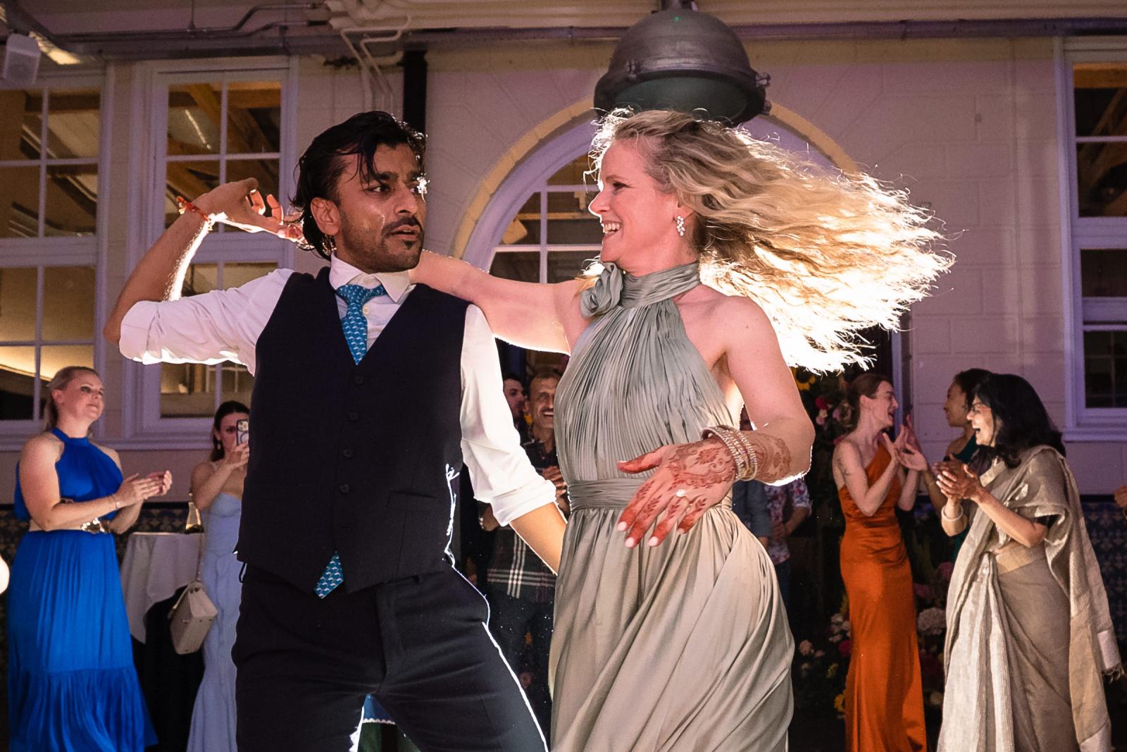 Spectaculaire Bachata sluit dans van bruidspaar bij Duin en Kruidberg