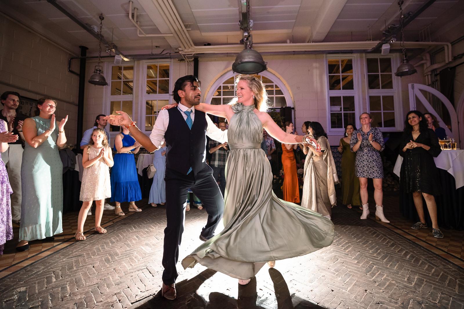 Spectaculaire Bachata dans van bruidspaar bij Duin en Kruidberg