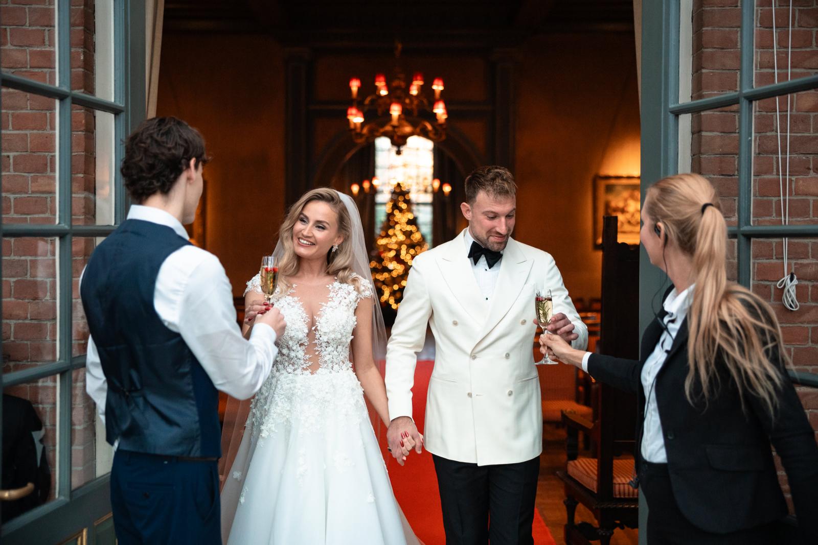 Toastmoment met champagne, bruidspaar verlaat de zaal richting receptie.