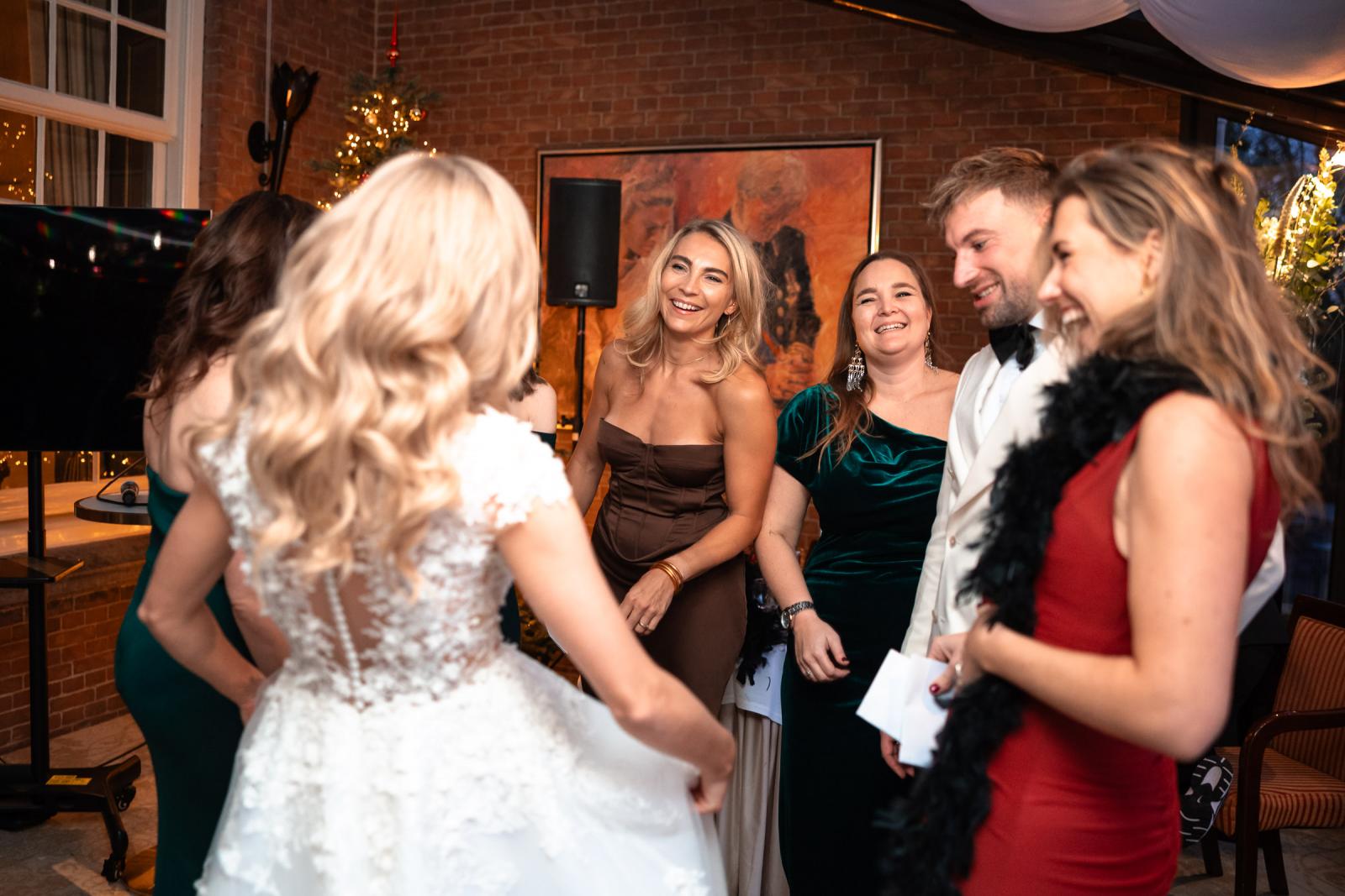 Carlijn danst met haar vriendinnen in feestelijke kerstsfeer.
