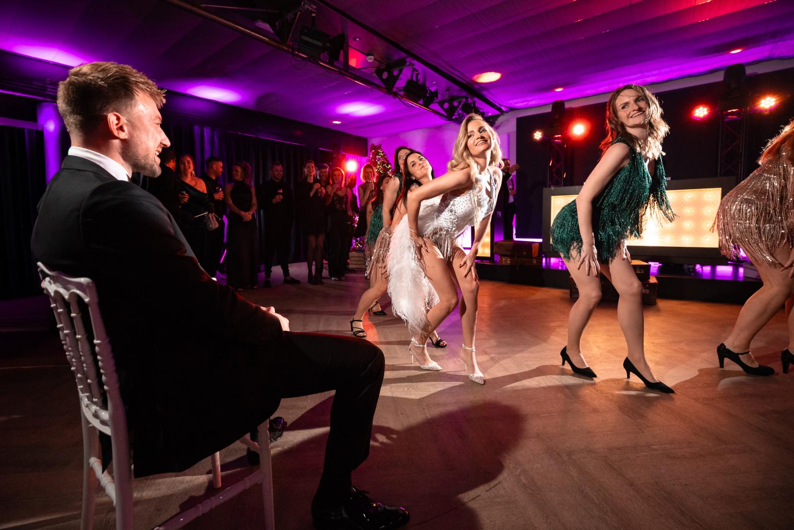 Surprise dansshow voor bruidegom, bruid en vriendinnen in Art Deco outfits.