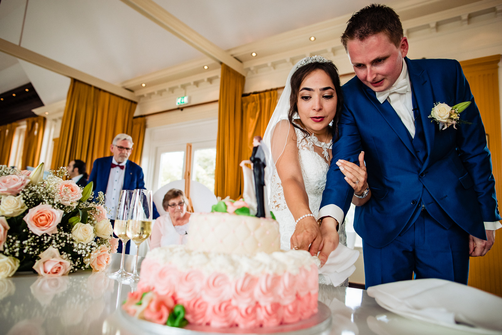 Taartmoment bruidspaar bij buitensociteit groningen