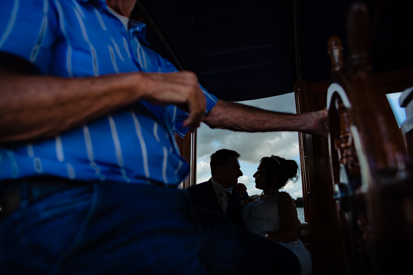 Bruidspaar maakt rondvaart in boot