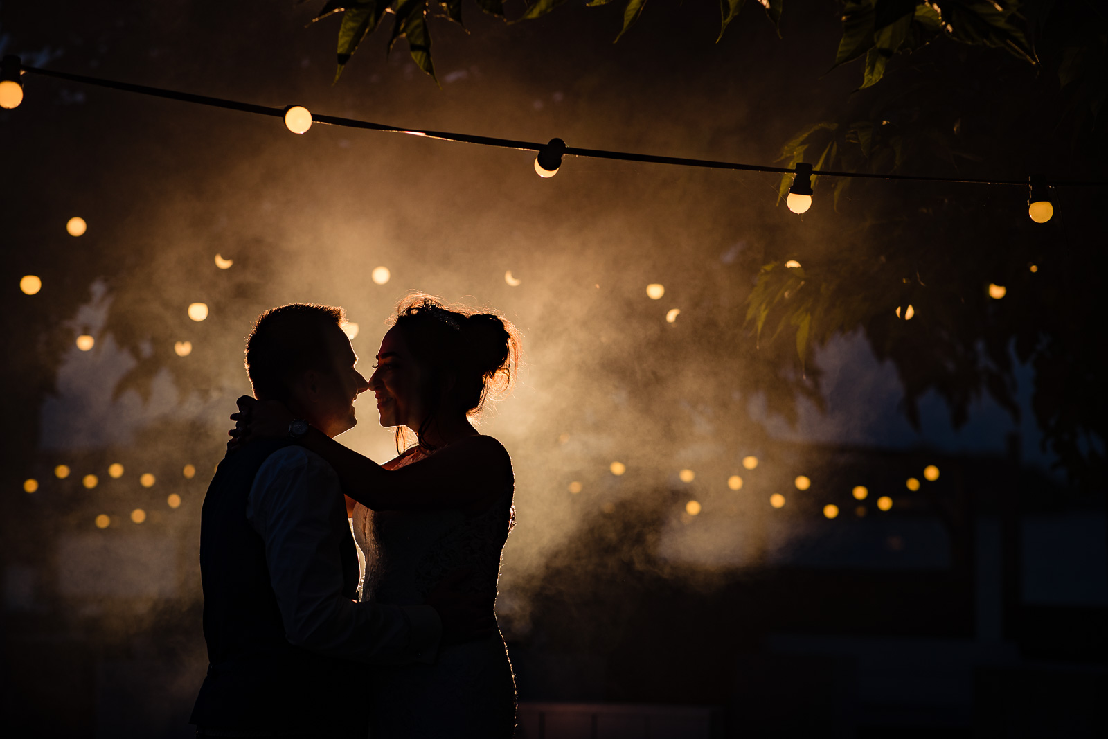 Trouwfotograaf Groningen avond foto met bruidspaar