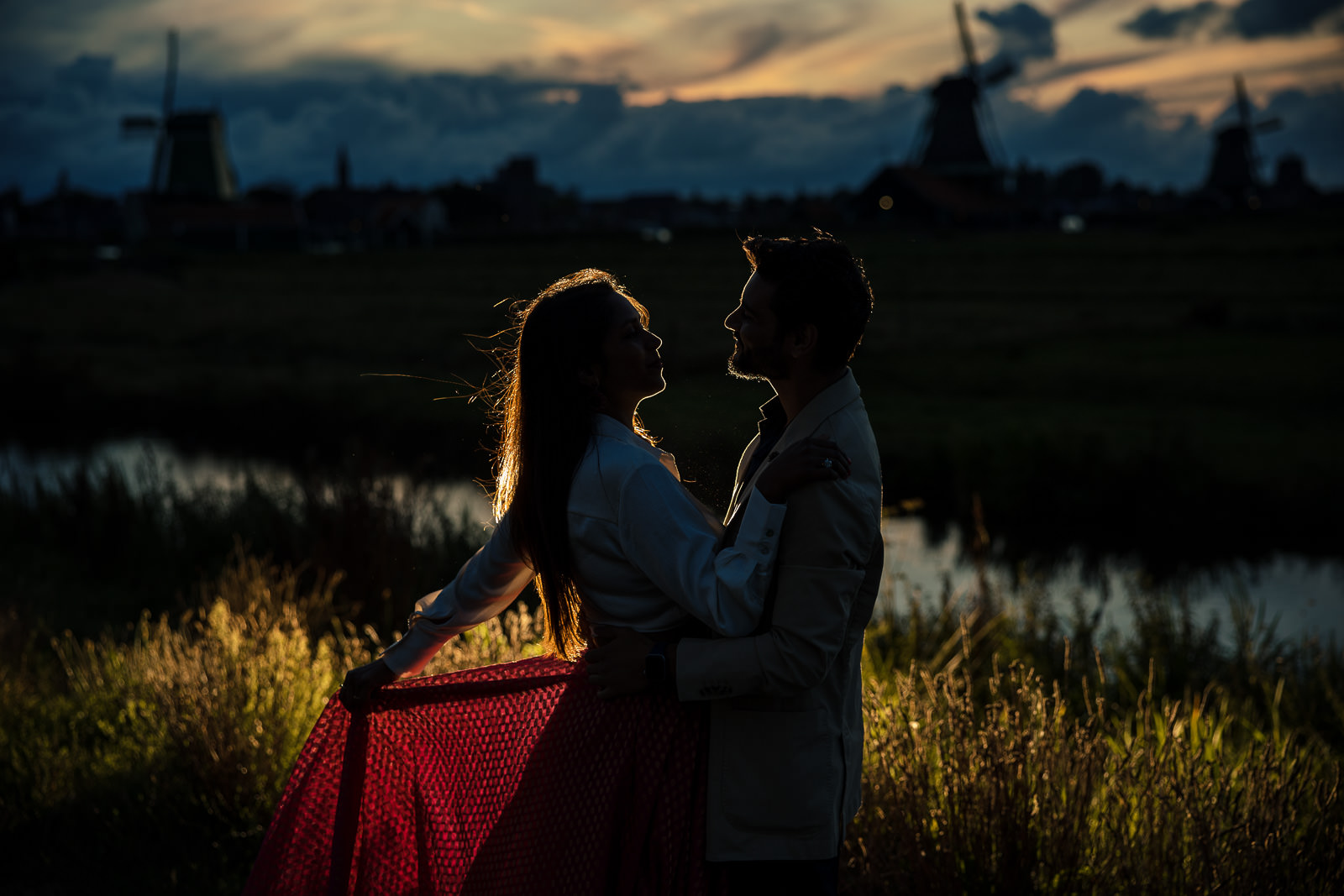 Zonsondergang Loveshoot Zaanse Schans windmolens Trouwfotograaf Amsterdam Paco van Leeuwen