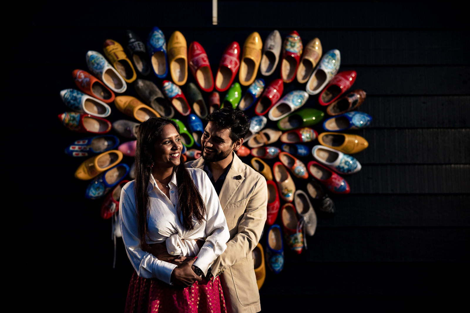 Zonsondergang Loveshoot Zaanse Schans klompen Trouwfotograaf Amsterdam Paco van Leeuwen