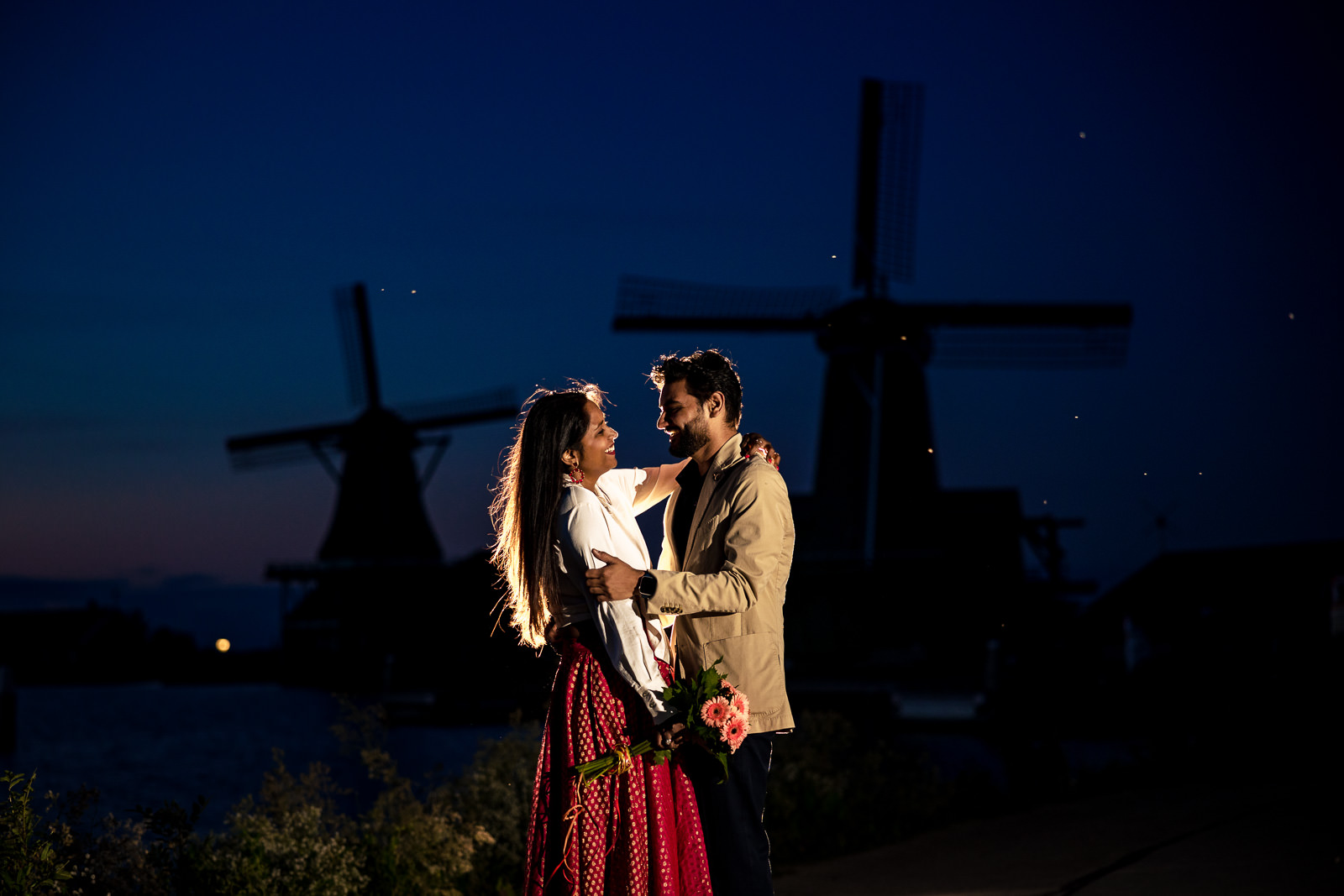 Blue Hour Loveshoot Zaanse Schans Trouwfotograaf Amsterdam Paco van Leeuwen