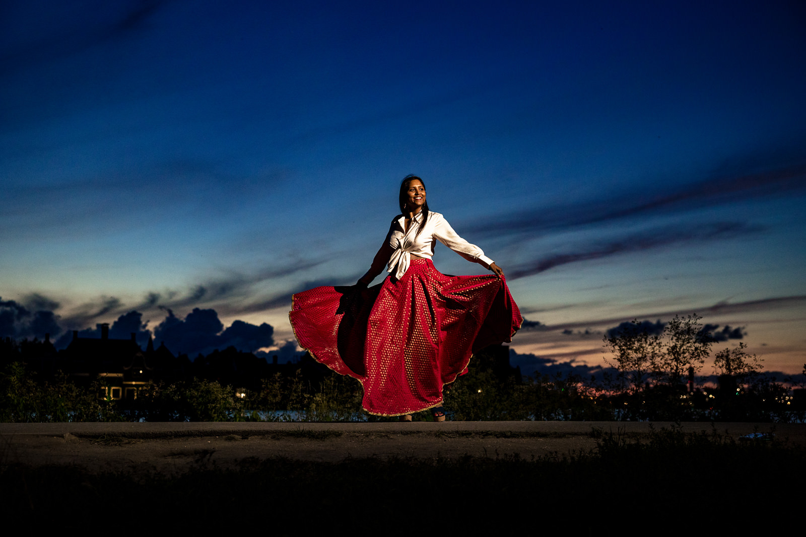 Blue Hour creatieve Loveshoot Zaanse Schans Trouwfotograaf Amsterdam Paco van Leeuwen