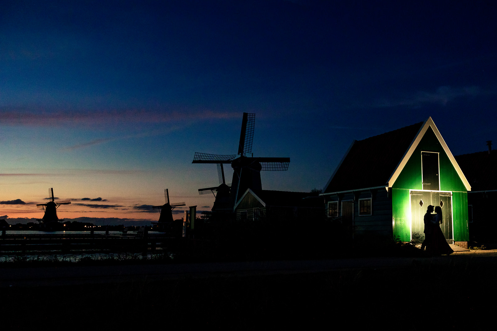 Creatieve Loveshoot Zaanse Schans Trouwfotograaf Amsterdam Paco van Leeuwen