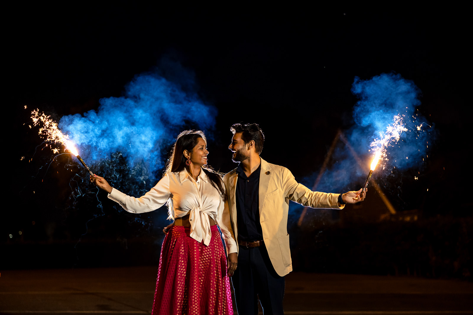 Creatieve Loveshoot Zaanse Schans met vuurwerk Trouwfotograaf Amsterdam Paco van Leeuwen