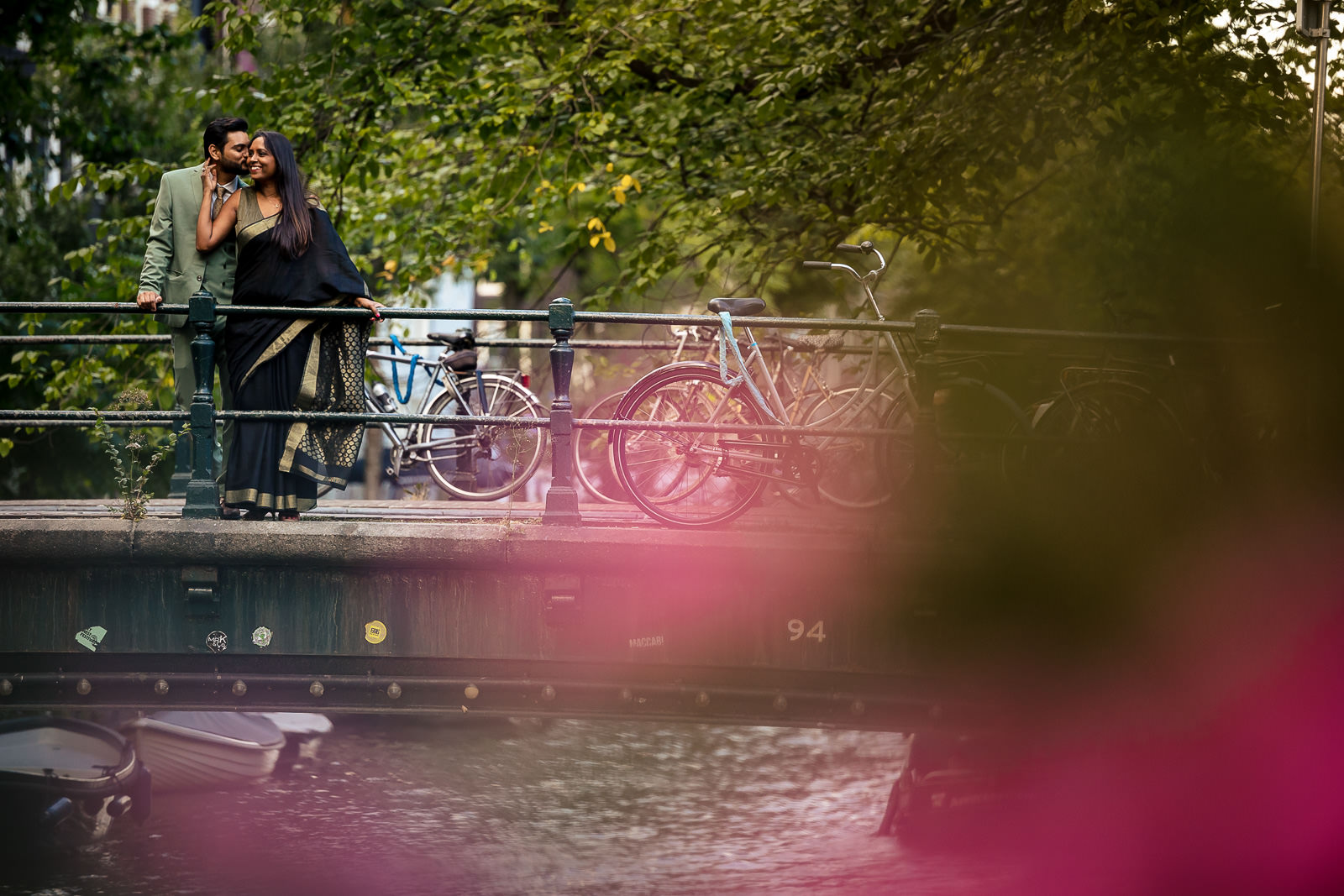 Loveshoot in Amsterdam Trouw fotograaf Amsterdam Paco van Leeuwen kanaal brug