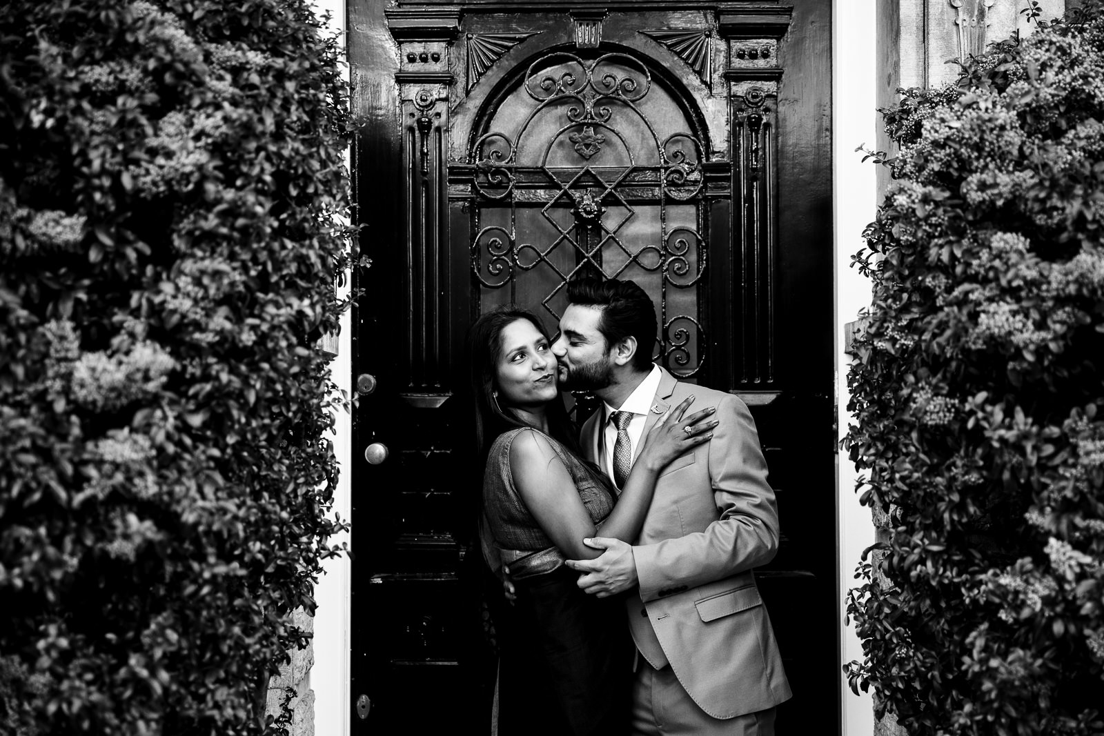 Loveshoot in Amsterdam Trouw fotograaf Amsterdam Paco van Leeuwen kus voor grachtenpand