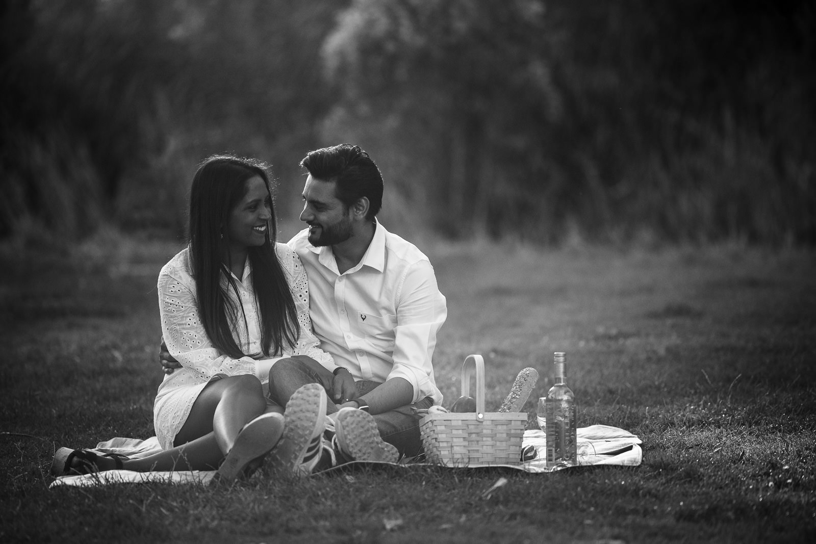 Picknick Loveshoot in Vondel Park Amsterdam Trouw fotograaf Amsterdam Paco van Leeuwen