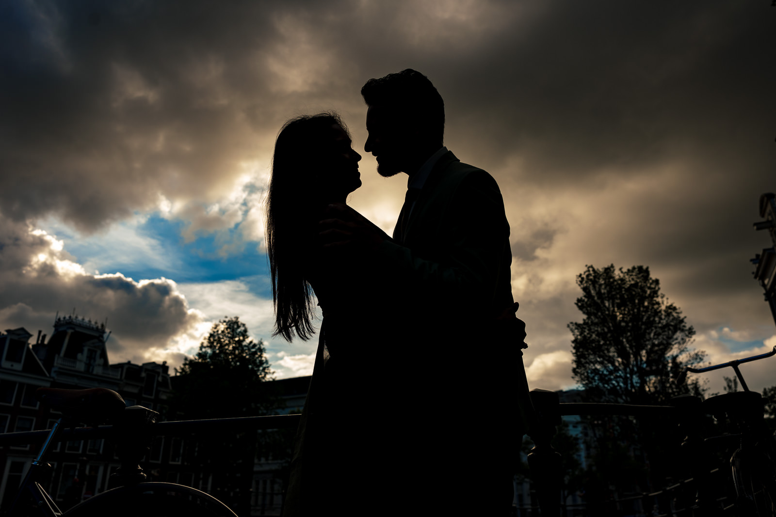 Zonsondergang loveshoot in Amsterdam centrum Trouwfotograaf Amsterdam Paco van Leeuwen