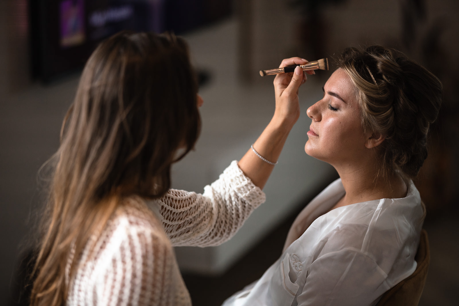 Bruid gaat in de make-up door Trouwfotograaf Almere