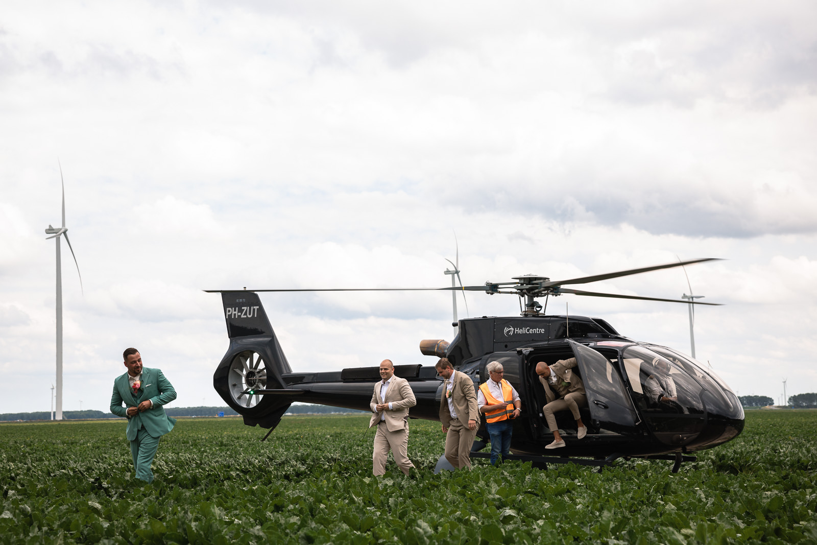 Bruidegom komt met getuigen aan in helicopter door Trouwfotograaf Almere