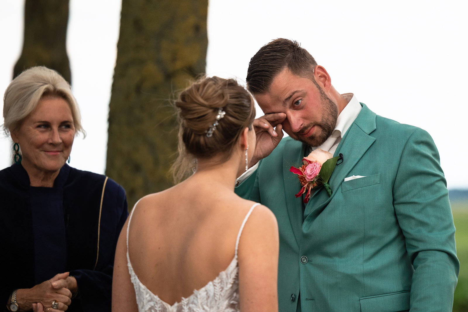 Emotionele bruidegom bij aankomst bruid voor de ceremonie door Trouwfotograaf Almere