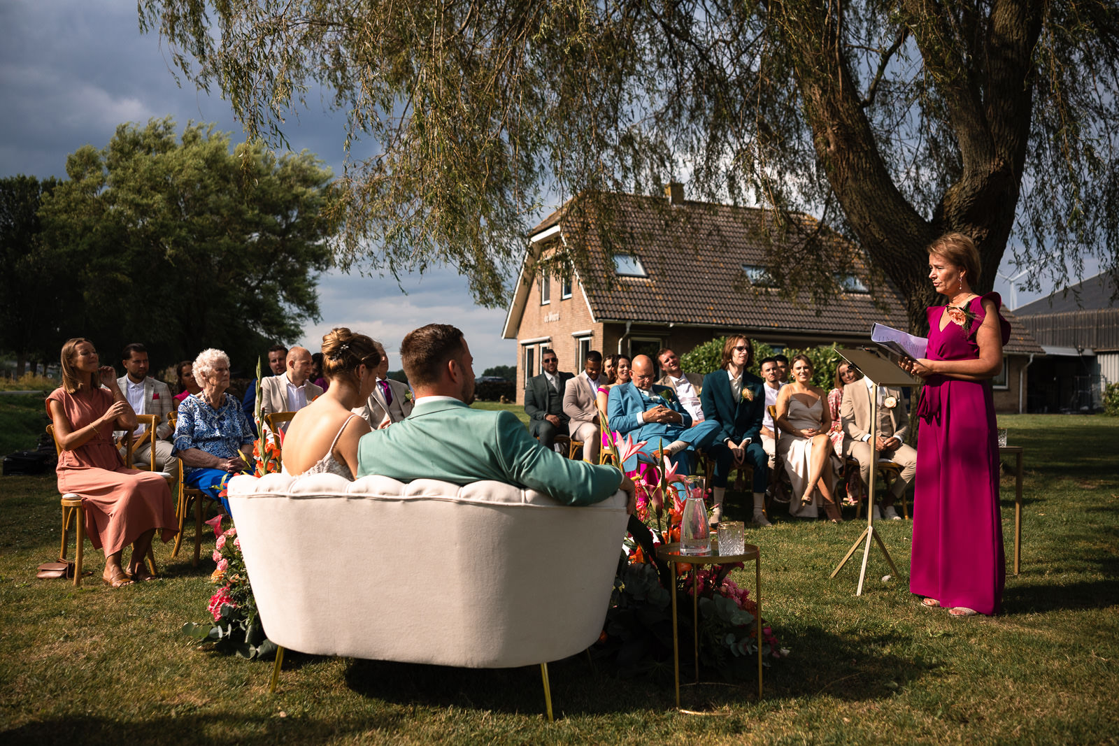 Moeder van de bruid spreekt tijdens de ceremonie door Trouwfotograaf Almere