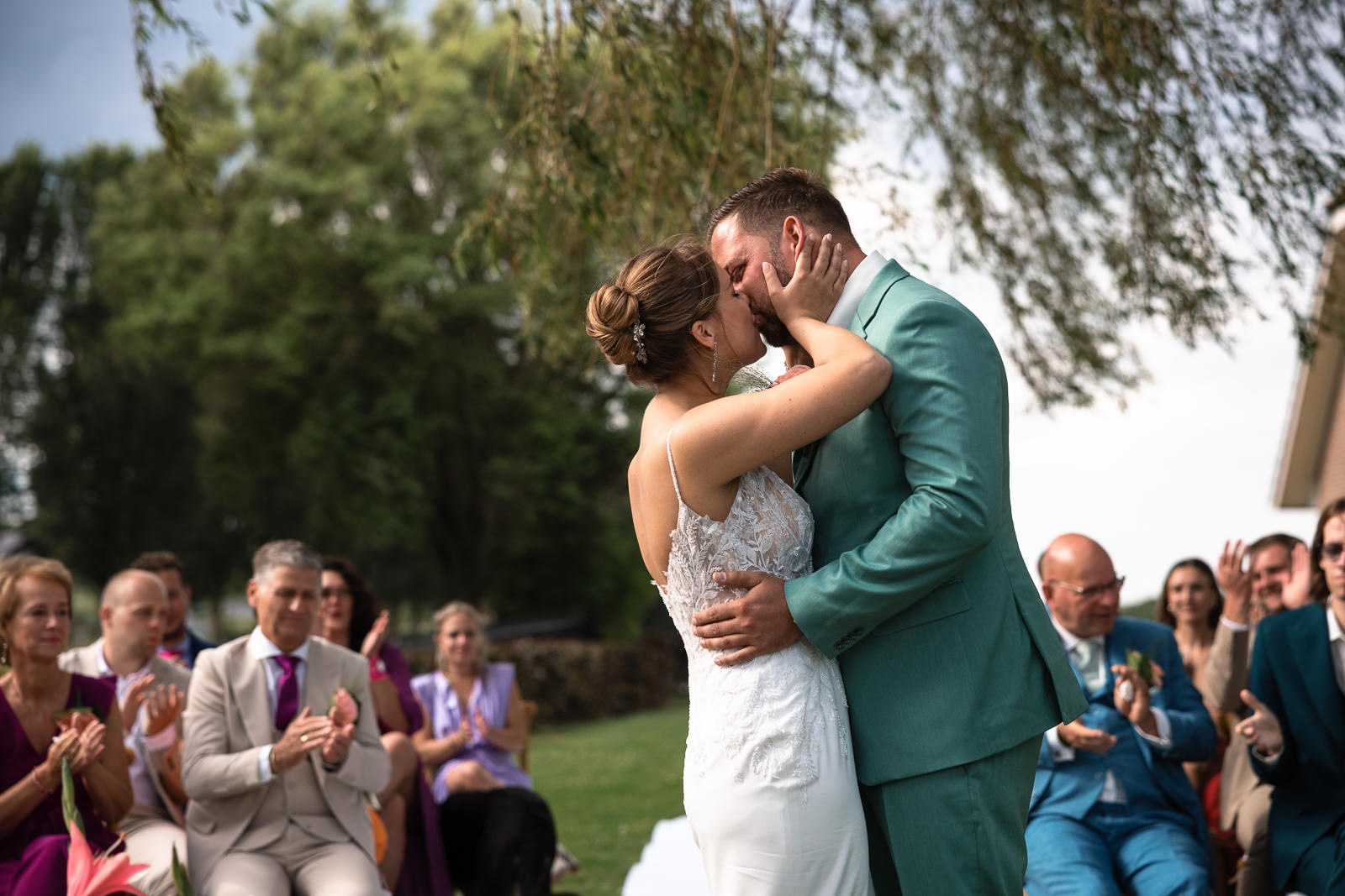 Eerste kus bruidspaar tijdens ceremonie door Trouwfotograaf Almere