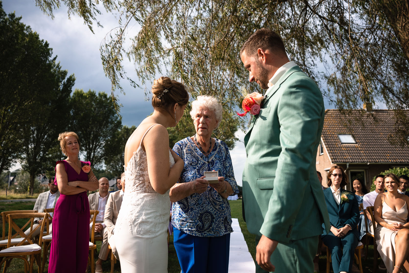 Oma komt ringen brengen tijdens de ceremonie door Trouwfotograaf Almere
