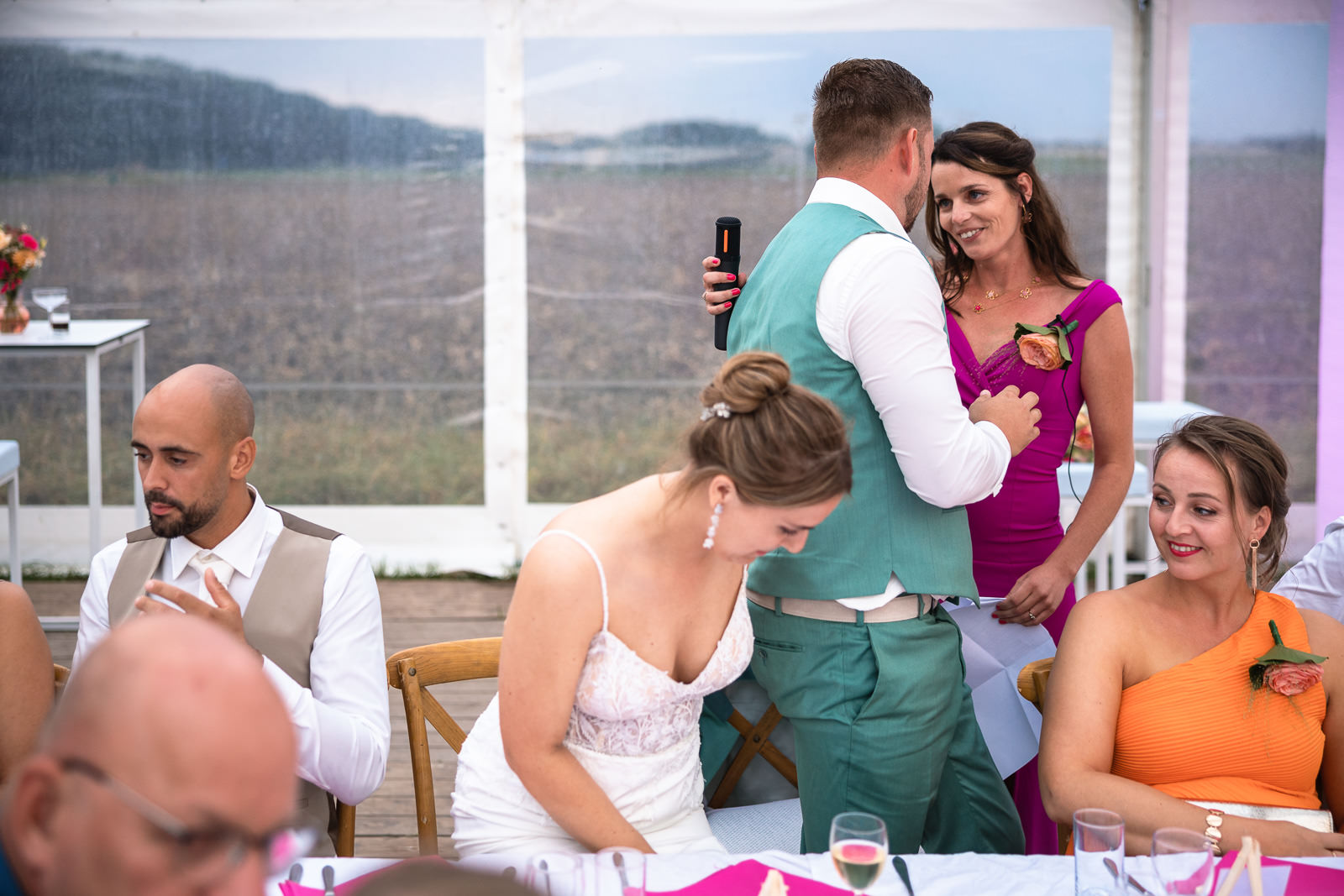 Bruidspaar bedankt getuige na diner speech door Trouwfotograaf Almere