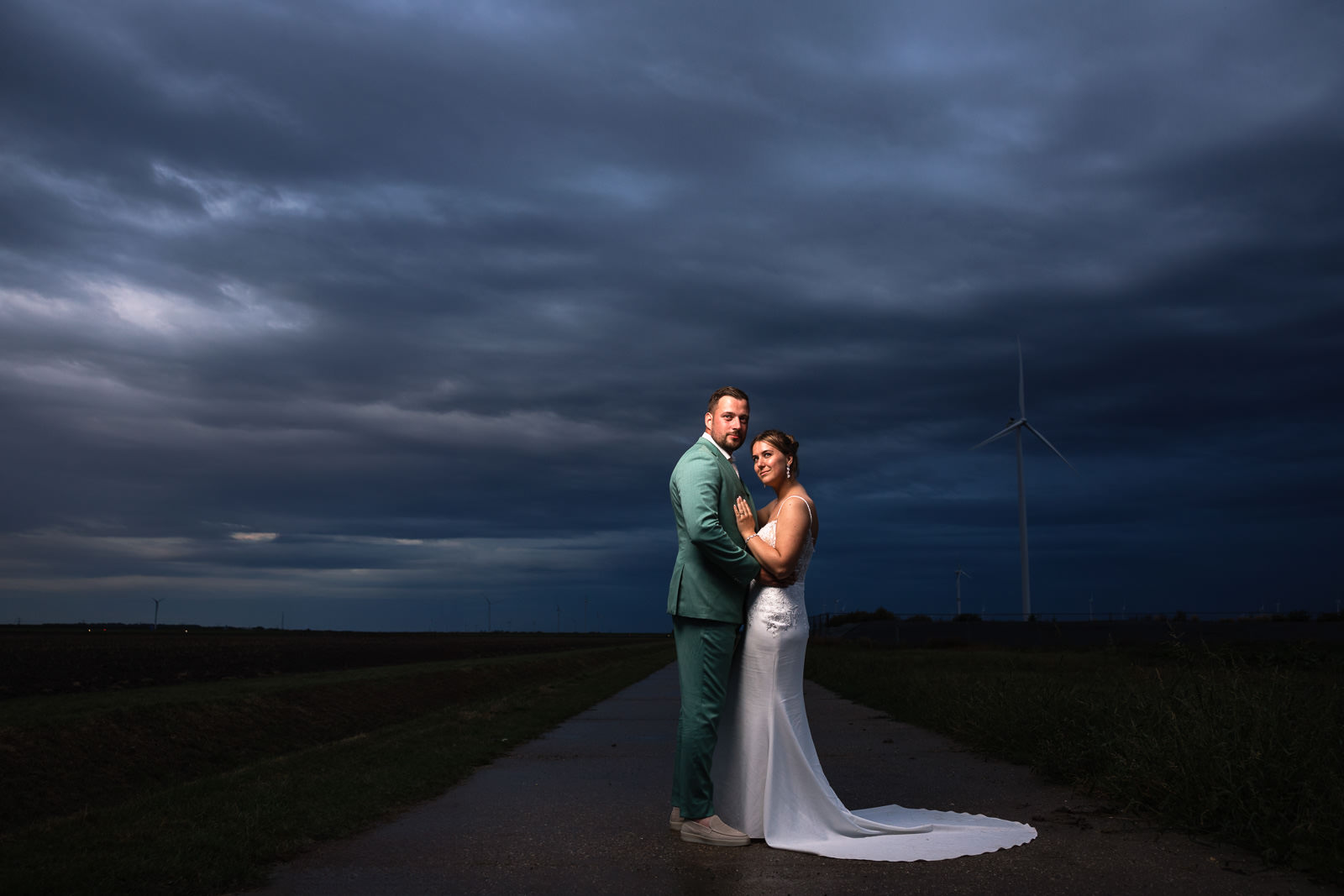 Creatieve regen foto met bruidspaar door Trouwfotograaf Almere