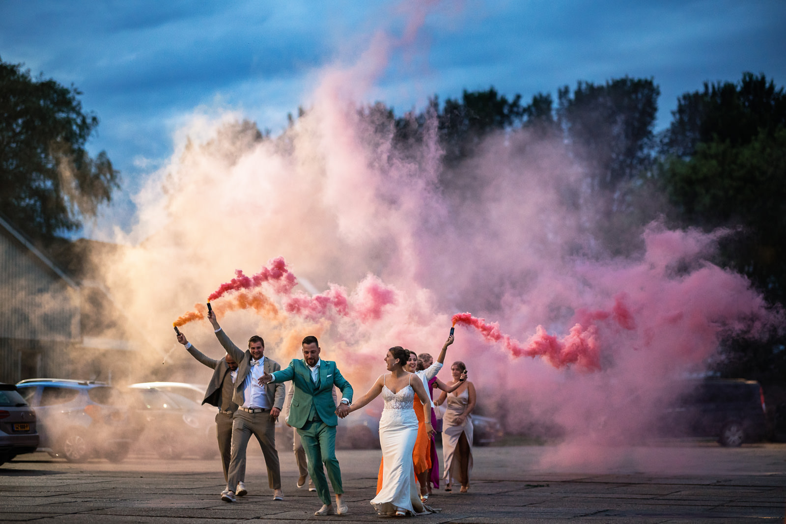 Spectaculair entree bruidspaar en gasten met rookfakkels door Trouwfotograaf Almere