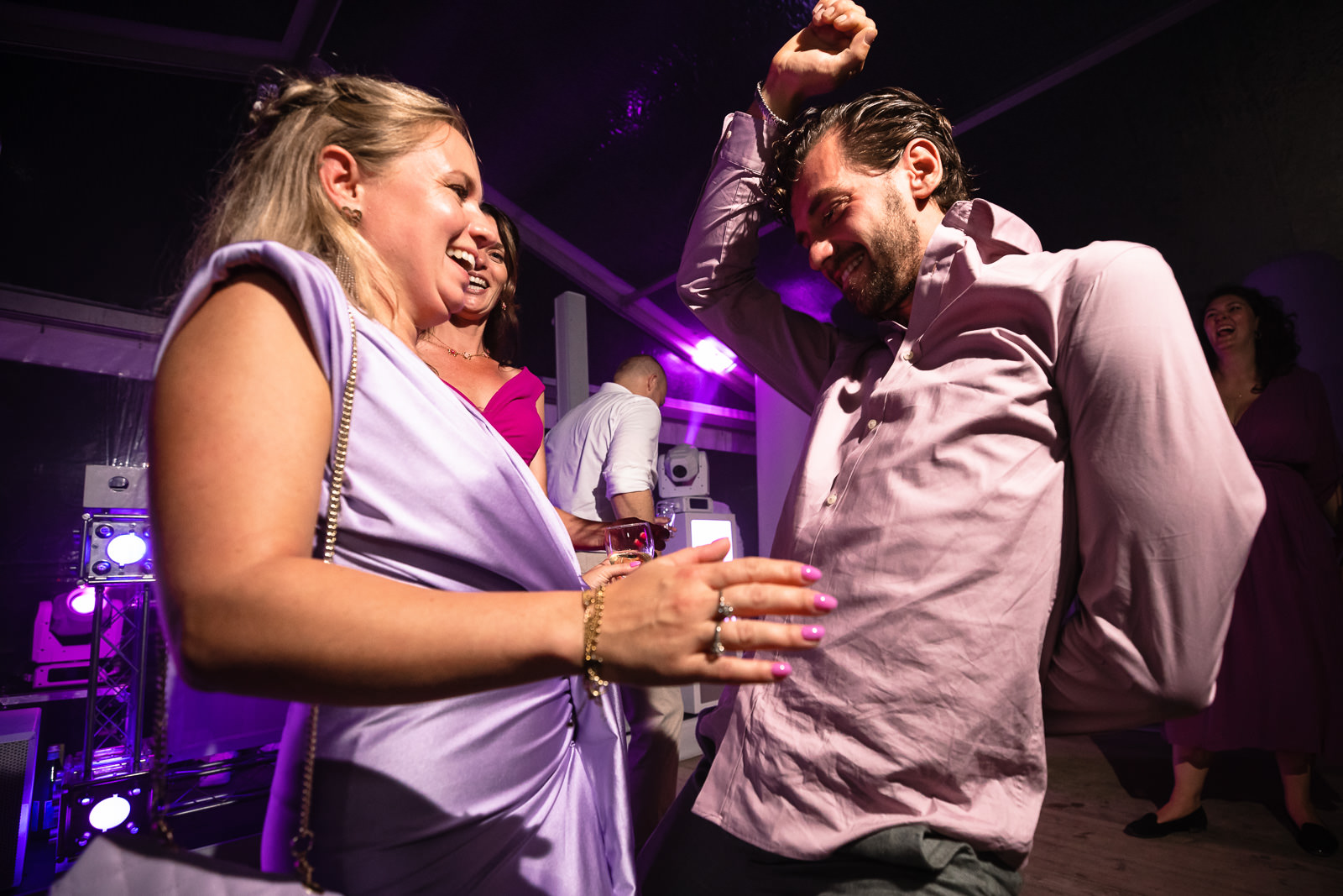 feestende gasten tijdens trouwfeest door Trouwfotograaf Almere