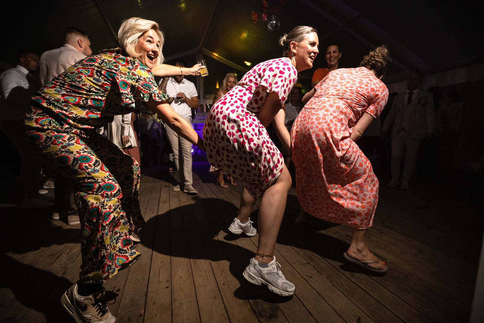 wild feest op eigen boerderij door Trouwfotograaf Almere