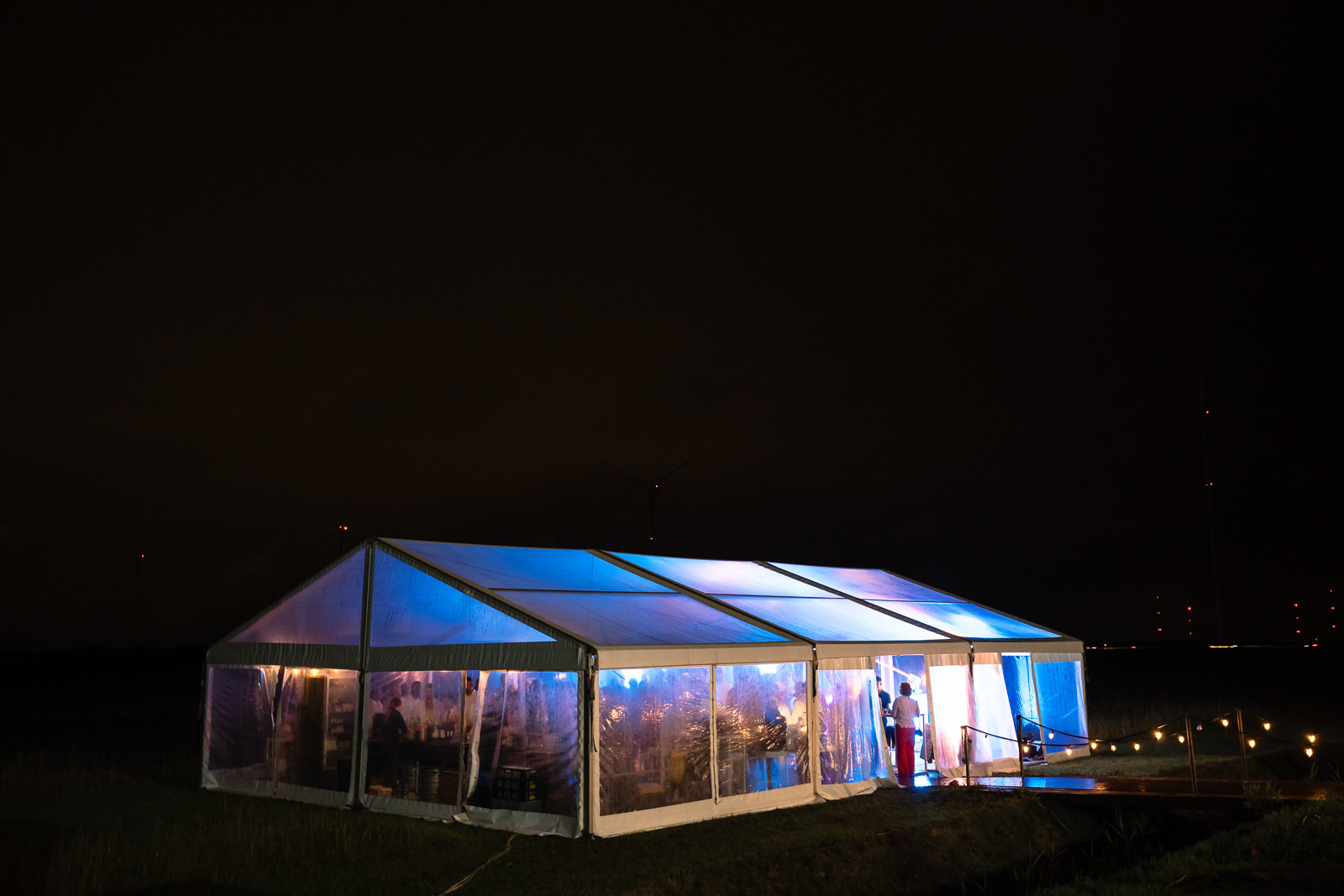 Feest tent voor je bruiloft op eigen boerderij door Trouwfotograaf Almere