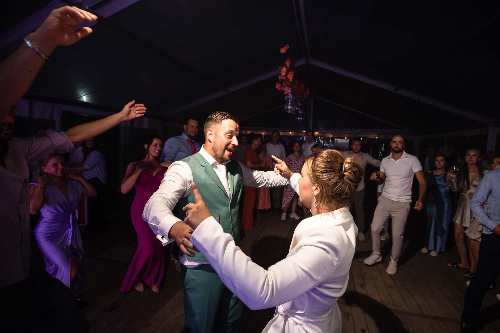 Bruidspaar samen dansend door Trouwfotograaf Almere