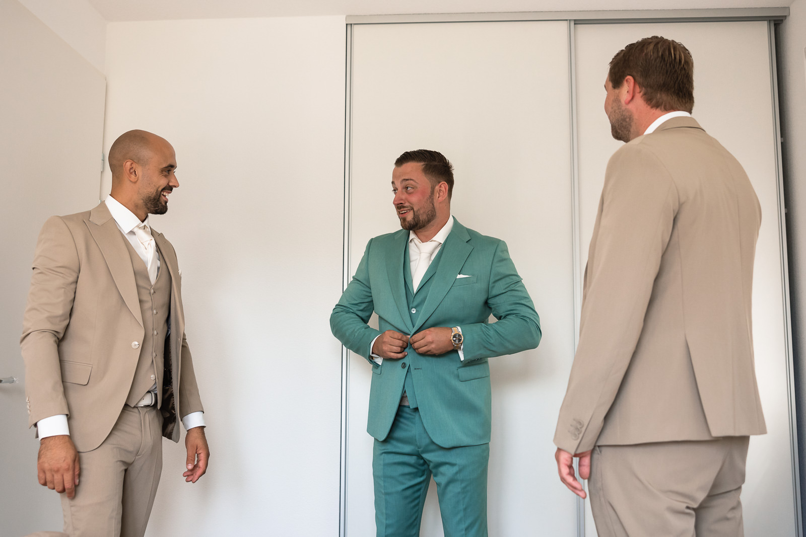 Bruidegom kleed zich aan met vrienden door Trouwfotograaf Almere