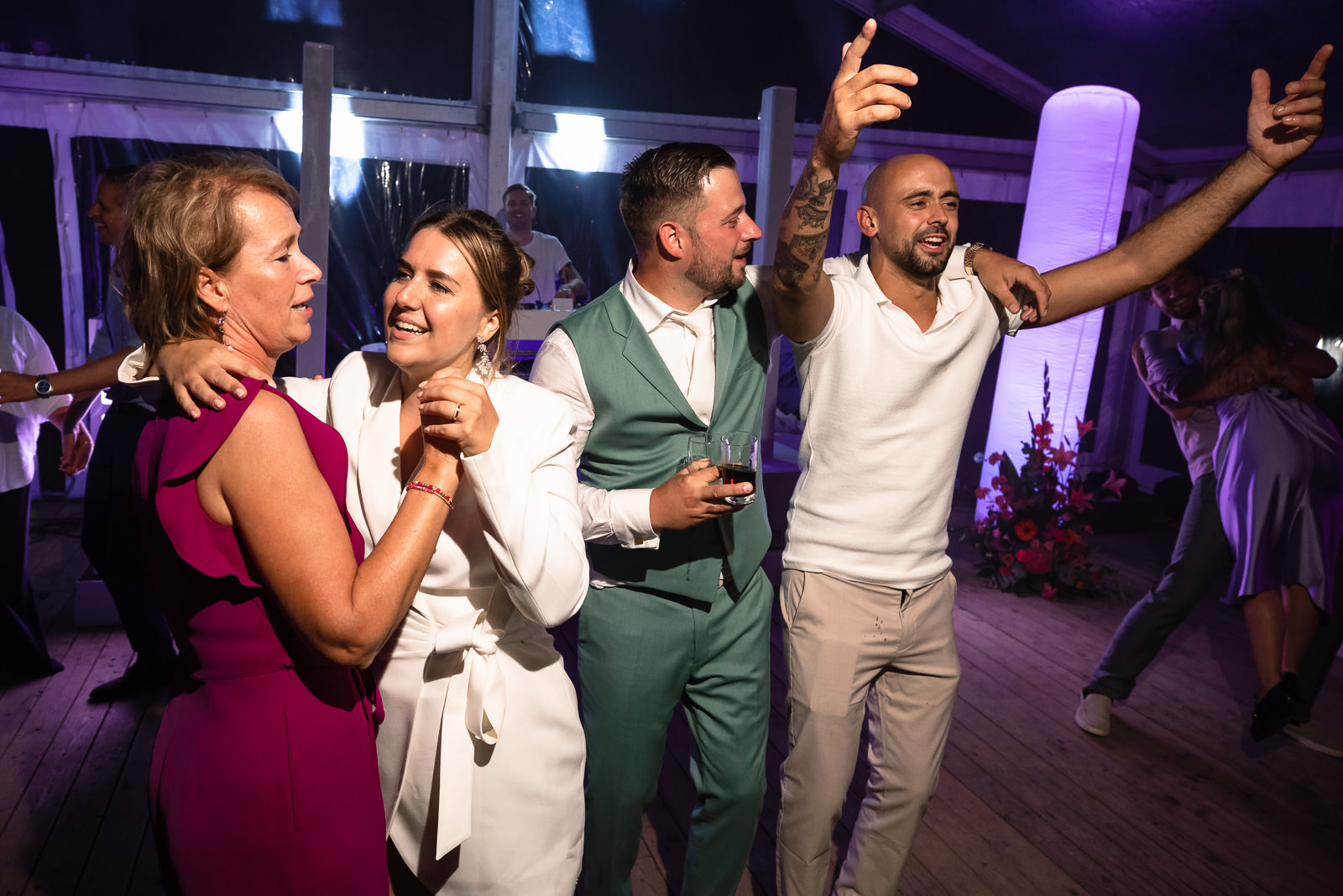Feestend bruidspaar door Trouwfotograaf Almere
