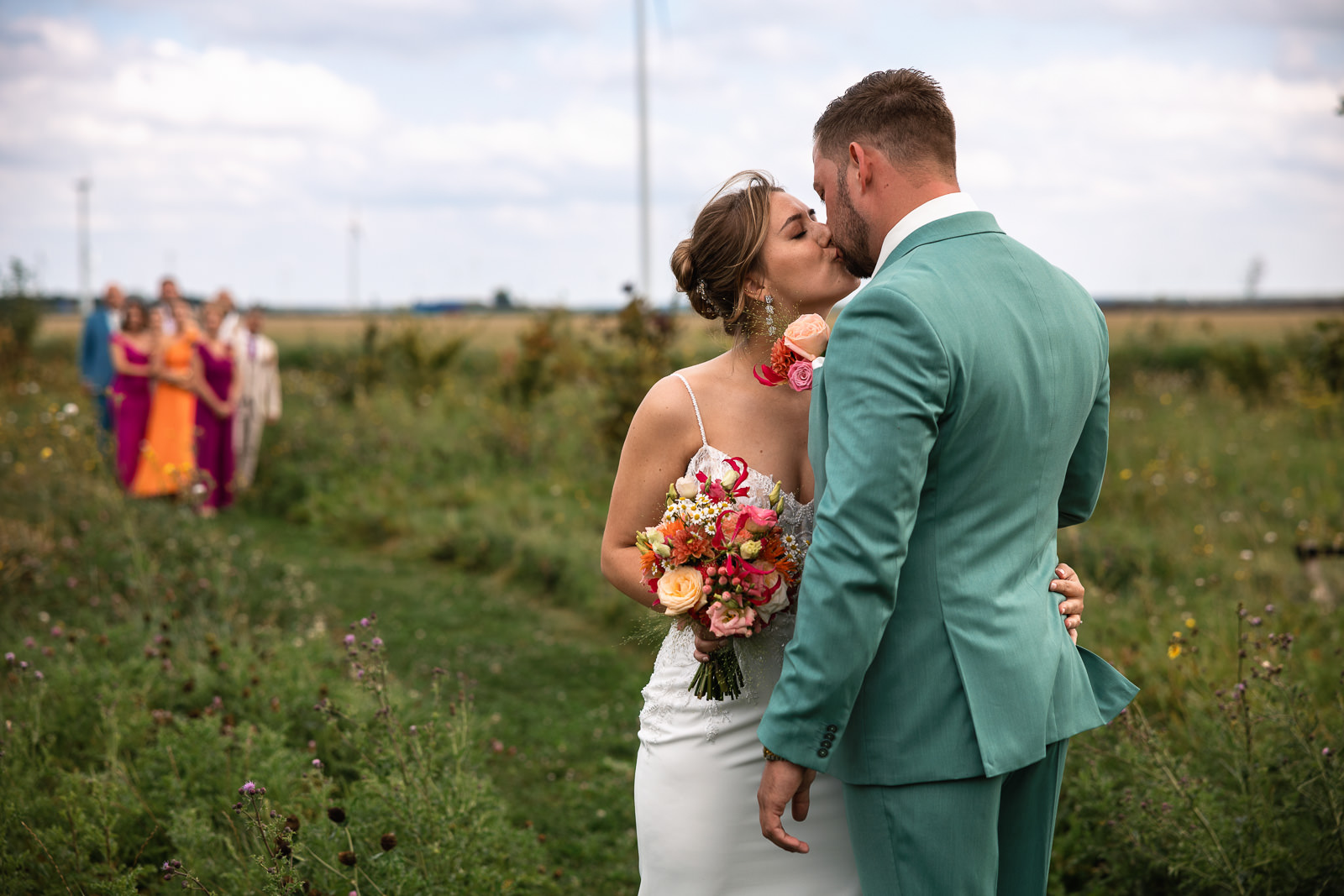 kussend bruidspaar bij firstlook door Trouwfotograaf Almere