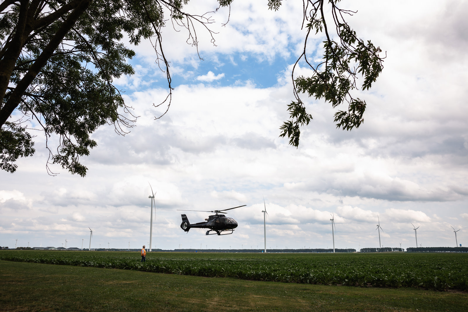 Bruidegom komt aan in helicopter door Trouwfotograaf Almere