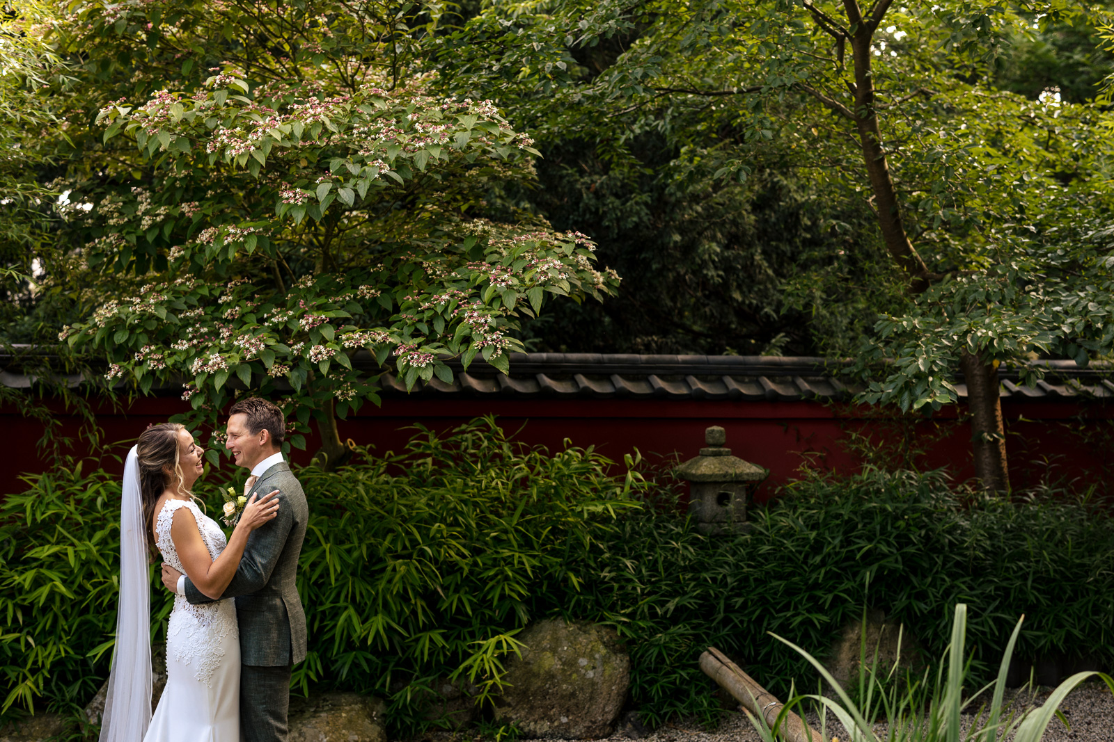 Trouwfotograaf Leiden mooie Fotoshoot bruidspaar in Hortus Botanicus