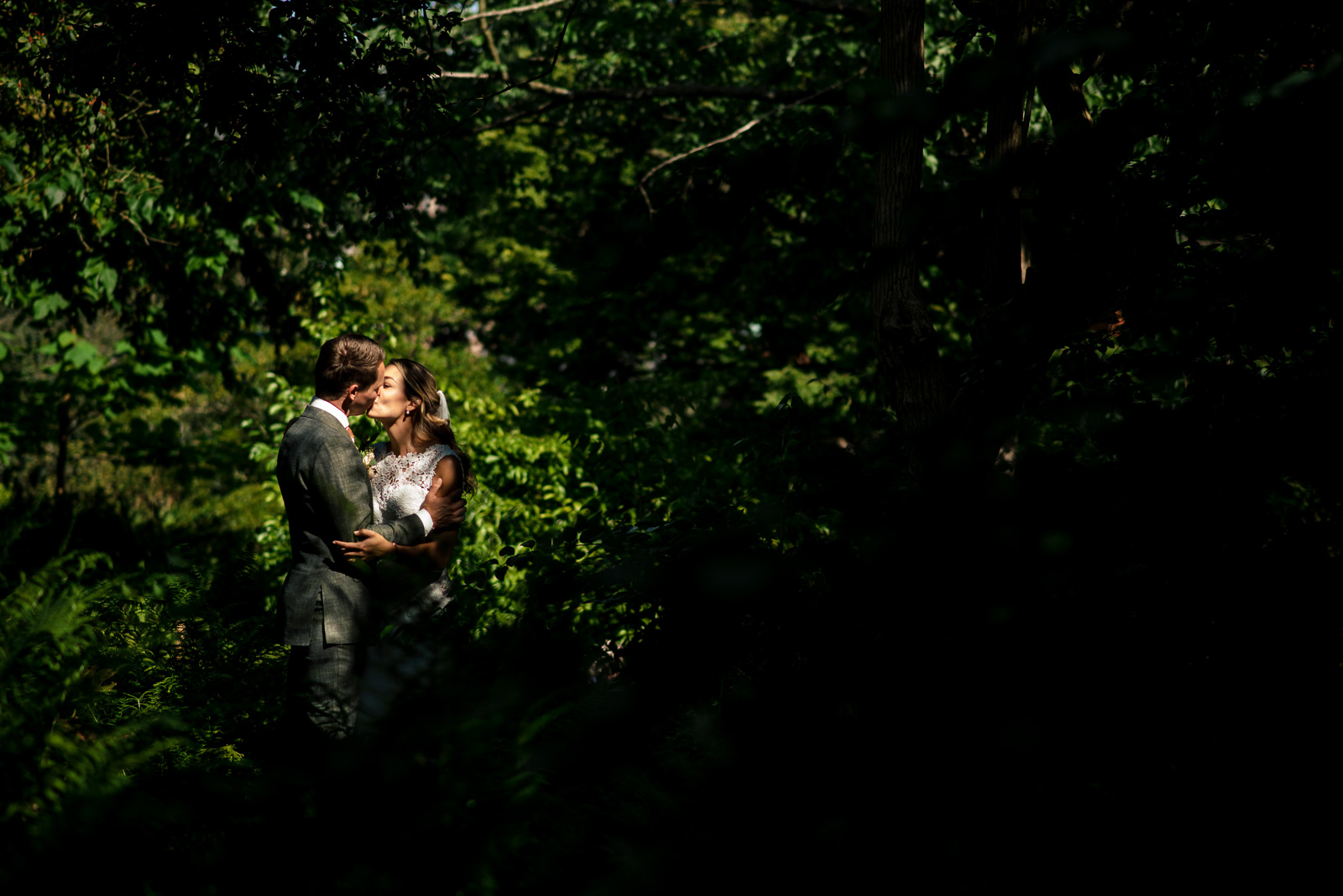 Trouwfotograaf Leiden romatische Fotoshoot bruidspaar in Hortus Botanicus